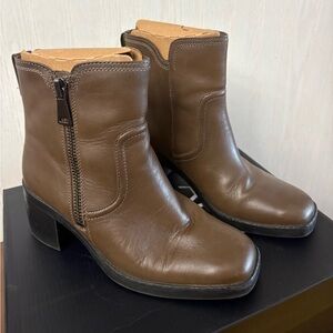 Women’s Naturalizer Emmy Comfort Leather Ankle Boots w/side zipper. Size 8